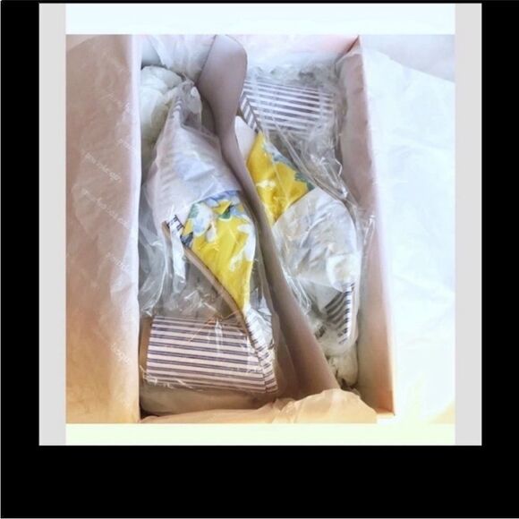 CUPCAKES AND CASHMERE FLORAL MULES.  NEW IN BOX - Picture 8 of 8